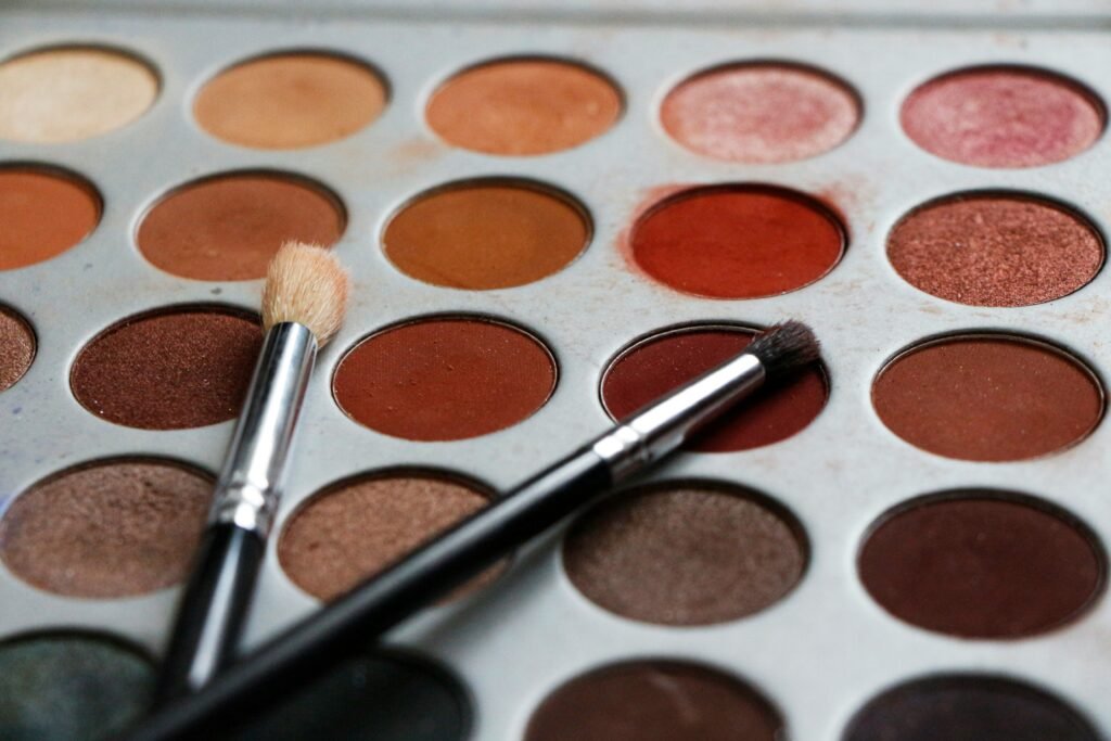 How to Fix Broken Eyeshadow guide to shattered powder repair, cracked eyeshadow restoration, broken makeup care, and easy cosmetic fixes.