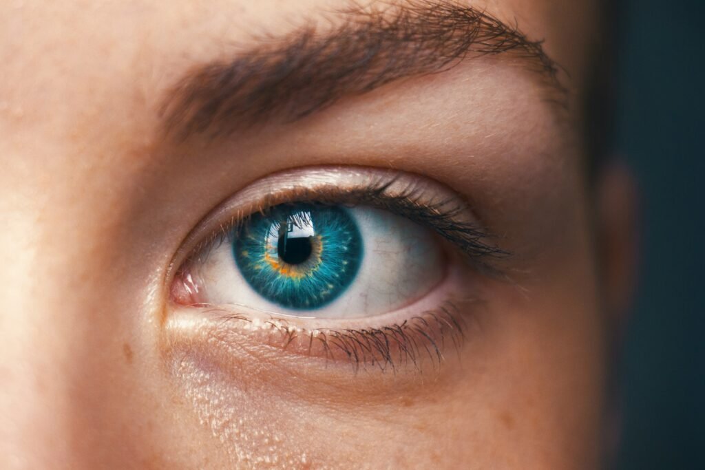 How to Get an Eyelash Out of Your Eye Safely and Without Irritation guide to safe eyelash removal, eye protection, cleaning, and irritation relief.