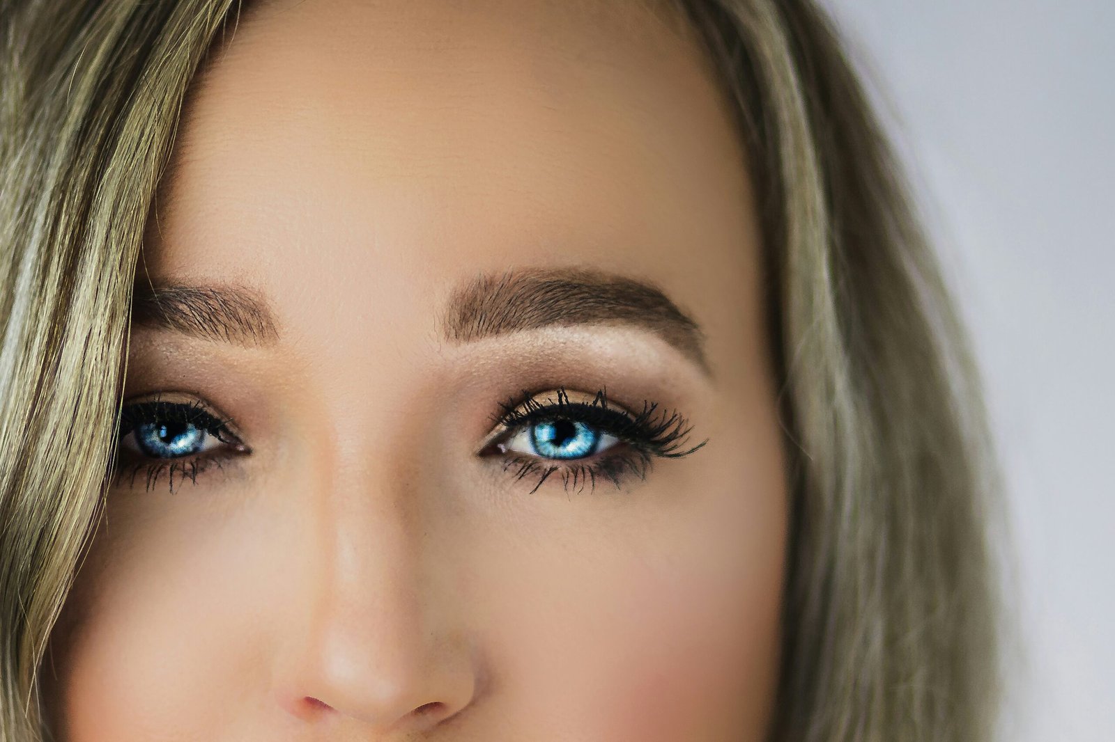 How to Get an Eyelash Out of Your Eye Safely and Without Irritation
