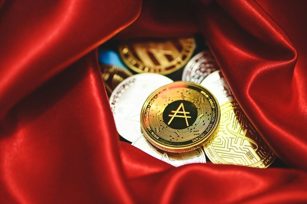 What Is Altcoin? featuring alternative cryptocurrencies, blockchain projects, market risks, volatility, utility, and investment evaluation.