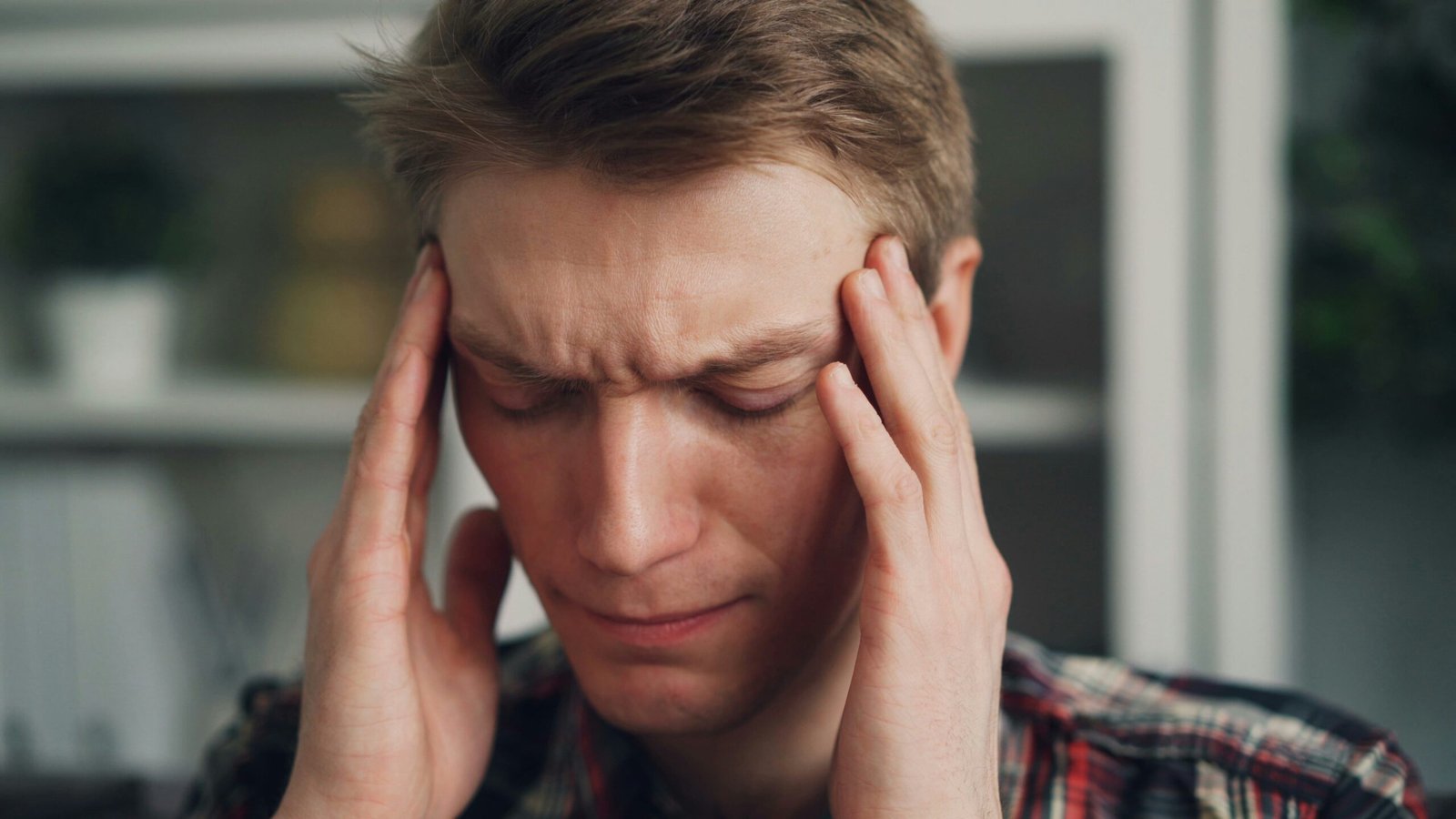 Why Does My Head Hurt When I Move My Eyes? Essential Facts, Warning Signs & Solutions